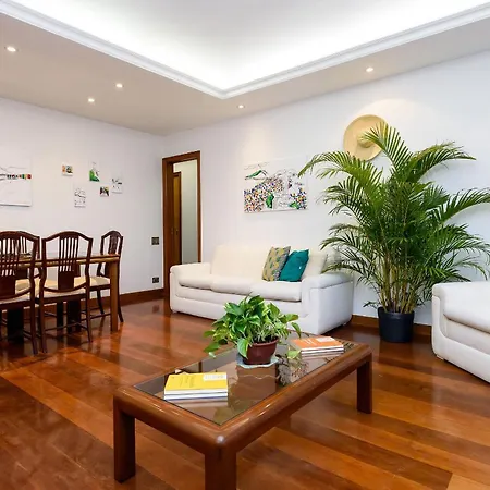 Appartamento Omar do Rio - GSM 300/701: Grande apto p/ até 7 pessoas, Internet 250mbps, Garagem + Smart TV, Workstation, a 06 minutos andando da Praia do Leblon e do Metrô